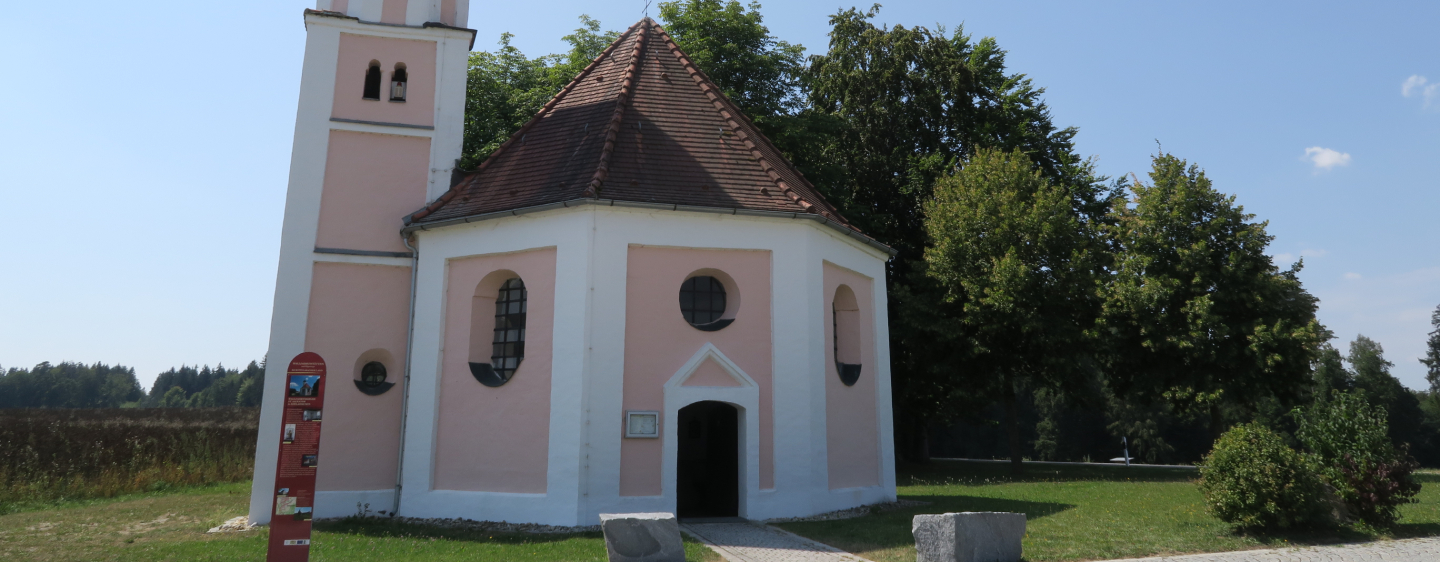 Kirche St. Salvator in Adelzhausen mit Infostele auf dem Vorplatz