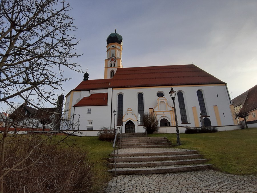 Außenansicht der Wallfahrtskirche St. Leonhard in Inchenhofen