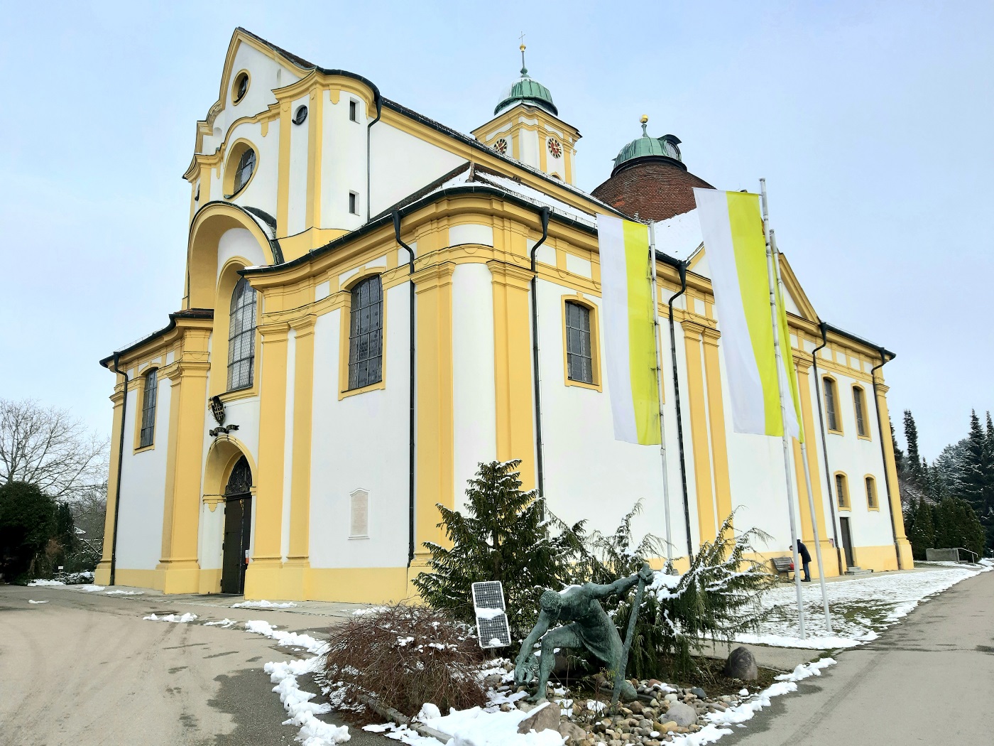 Winterliche Aussenansicht der Wallfahrtskirche "Herrgottsruh" und Teil des Pilgerweges "Herrgottsruh in Friedberg"