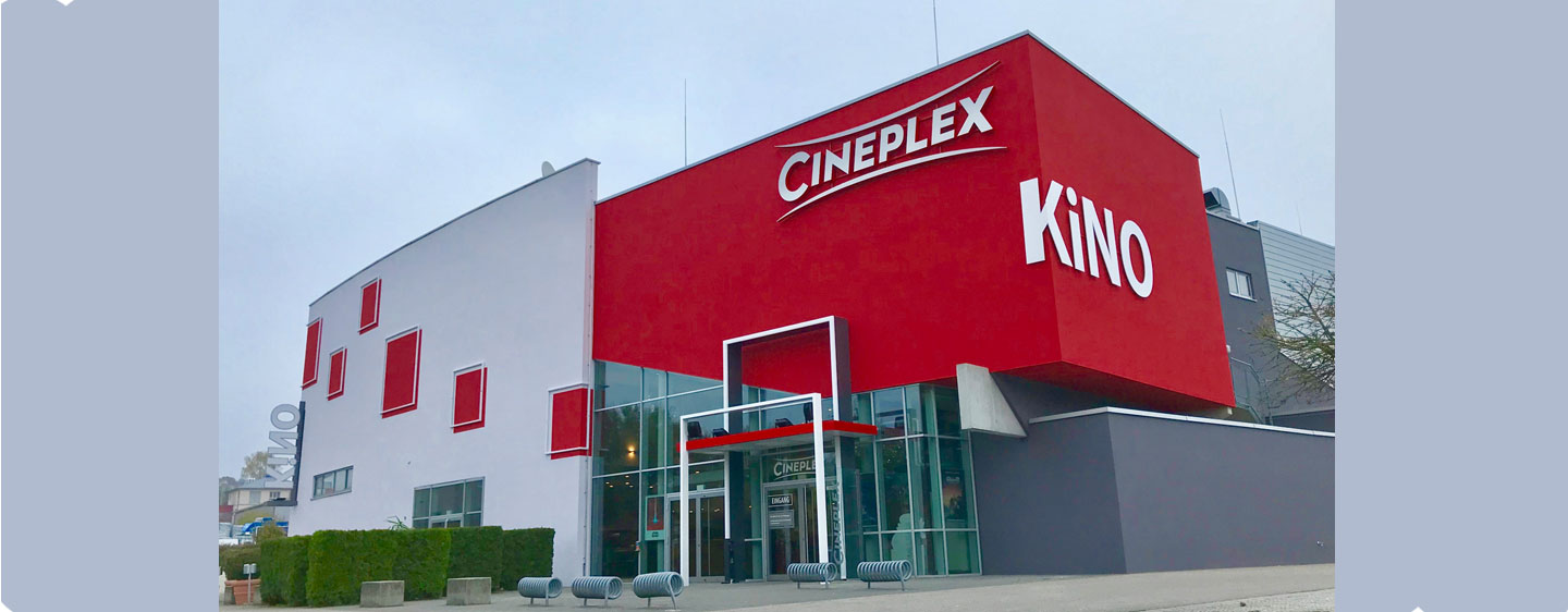 Cineplex Kino in Aichach von außen mit Außenfläche und Fahrradständern im Vordergrund