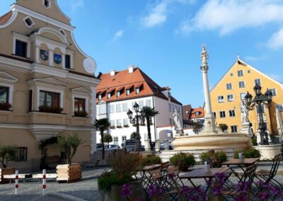 Brunnen vor dem Rathaus am Marienplatz in Friedberg