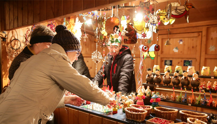 Weihnachtliche Holzbude mit Besucher
