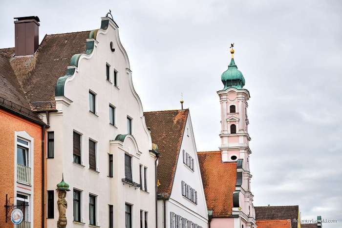 Altstadt von Aichach mit historischen Gebäuden´und dem Kirchturm der Spitalkirche
