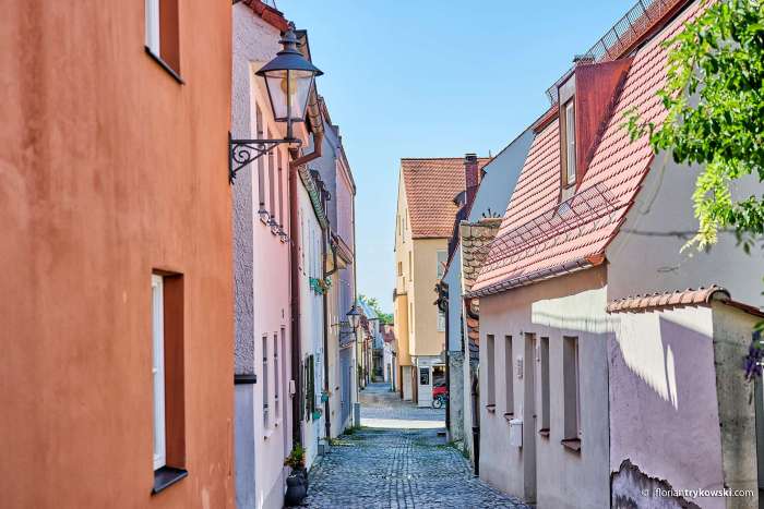 Enge mittelalterliche Gasse mit verschiedenfarbigen Häusern in Friedberg.