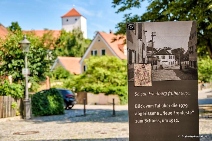 Fernsicht auf das Wittelsbacher Schloss in Friedberg mit Infotafel "So sah Friedberg früher aus..." im Vordergrund
