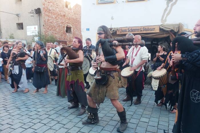 Eine historisch gekleidete Musikgruppe steht auf dem Marktplatz in Pöttmes